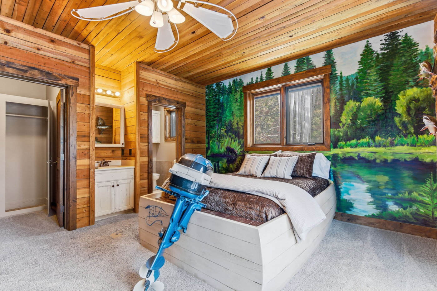 Riverfront Wildlife Lodge — boat-bed kids room with en-suite vanity through the door