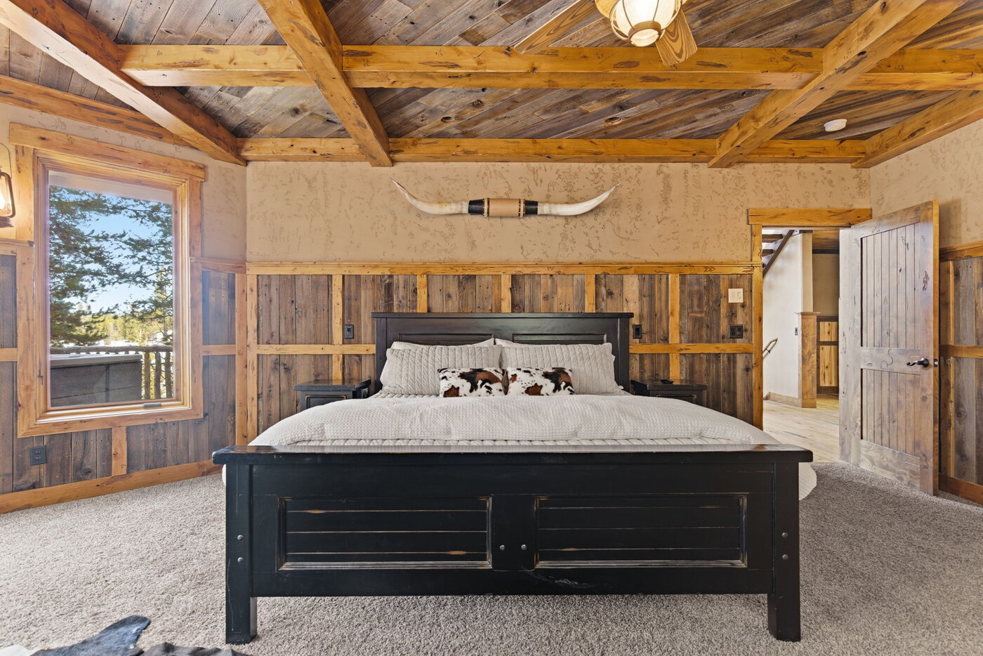 Riverfront Wildlife Lodge — king bedroom with longhorns mounted above the headboard