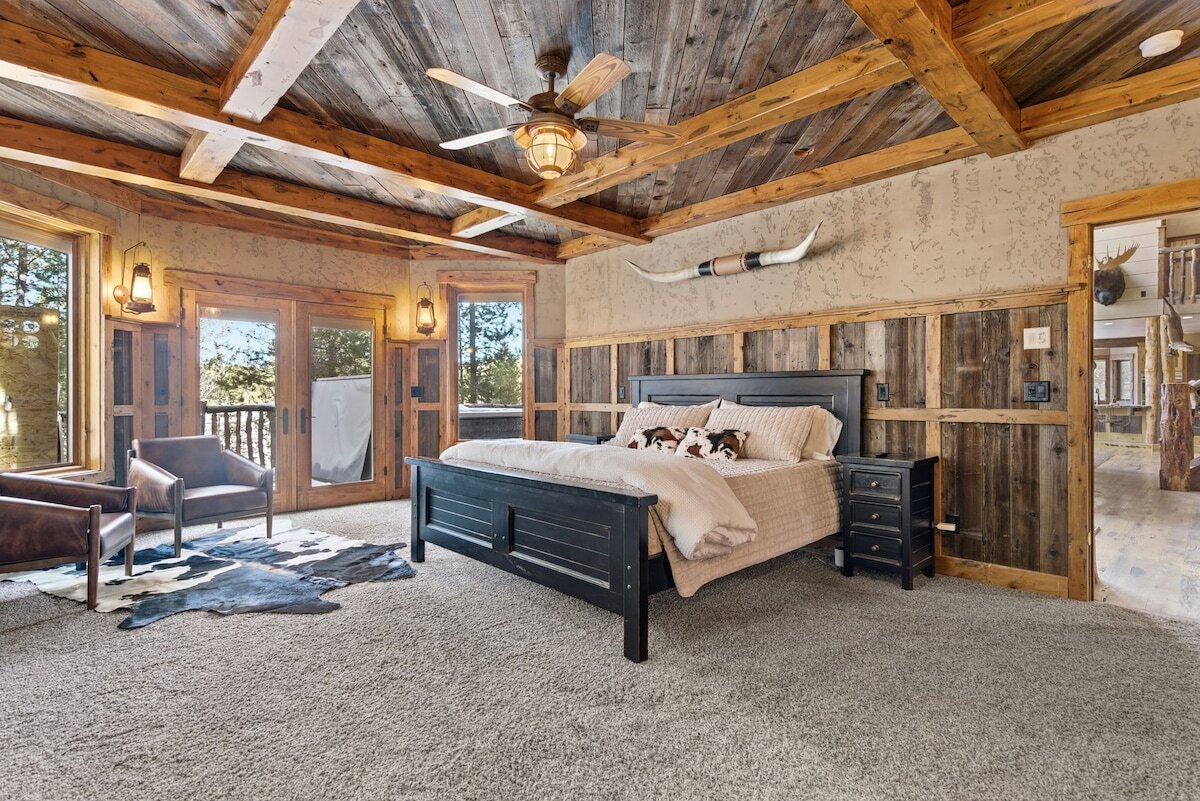 Riverfront Wildlife Lodge — great room fireplace