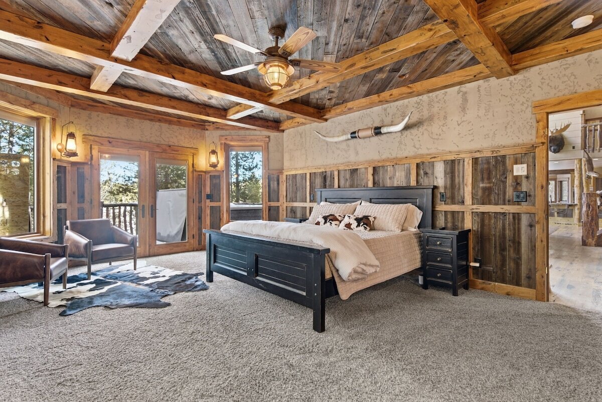 Riverfront Wildlife Lodge great room — Grandview Property Management interior