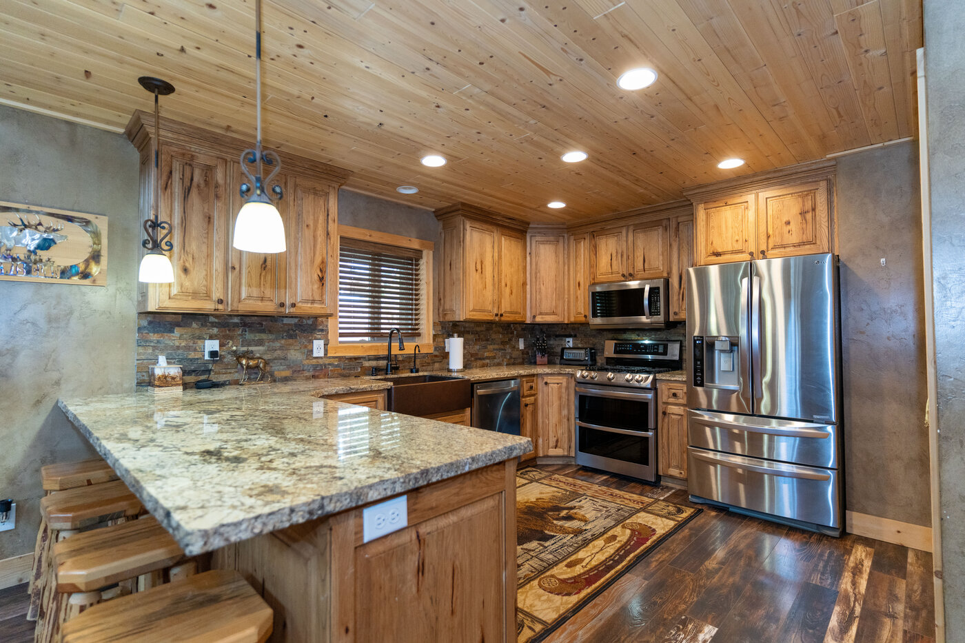 Trails End Lodge — kitchen with hickory cabinets and granite peninsula