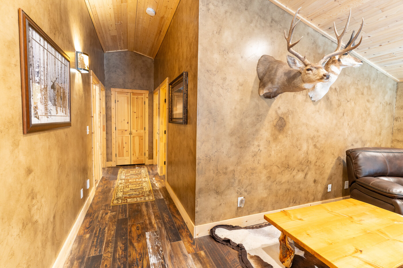 Trails End Lodge — hallway with mule deer mount and Venetian plaster walls
