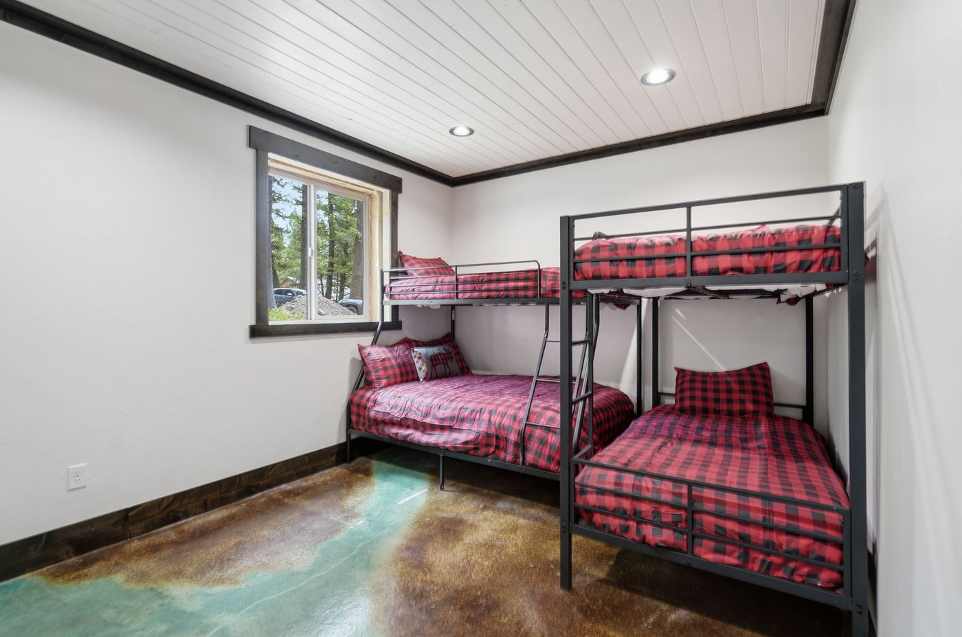 The Treehouse — bunk room with two sets of bunks